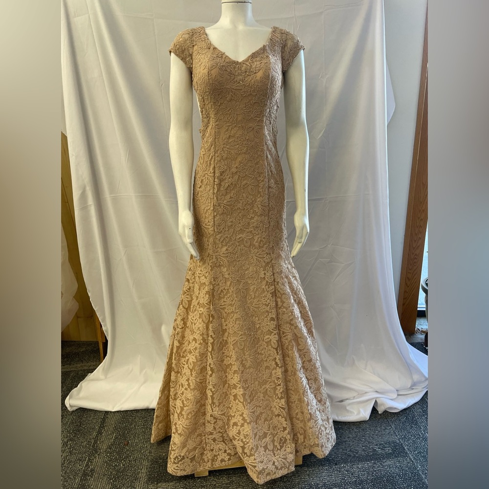 Beautiful lace size 4 dress